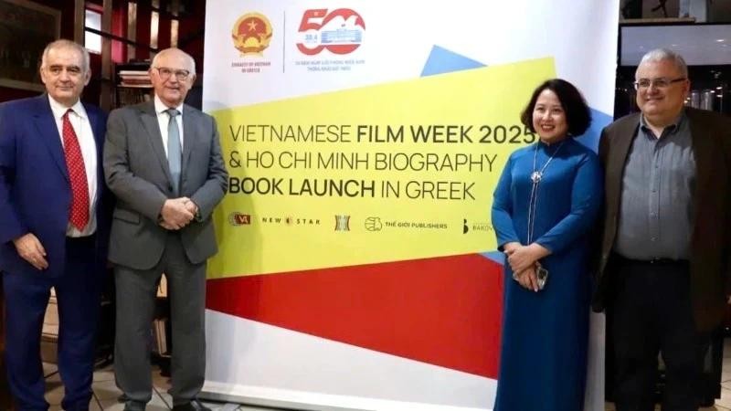 La Semaine du cinéma vietnamien 2025 a officiellement ouvert ses portes le 12 mai à Athènes, réunissant des responsables grecs, des diplomates étrangers, des habitants locaux et des Vietnamiens résidant à l'étranger. Photo : VNA. 