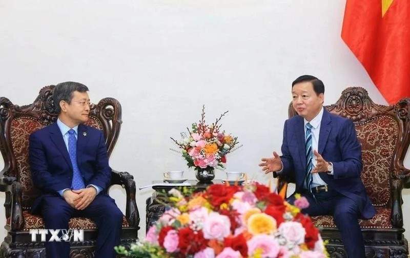 Le vice-Premier ministre Tran Hong Ha (à droite) et Chen Sichang, directeur général de la China Civil Engineering Construction Corporation (CCECC), à Hanoi, le 14 mai. Photo : VNA. 