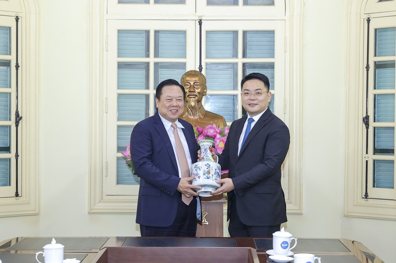 Le président de l'Association d'amitié Vietnam – Chine, Nguyen Hoang Anh (à gauche), et le vice-président du groupe Huawei (Chine),Terry He, le 14 mai à Hanoi. Photo : thoidai.vn