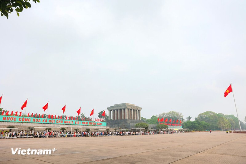 Depuis début mai, des milliers de personnes font la queue pour rendre hommage au Président Ho Chi Minh. 