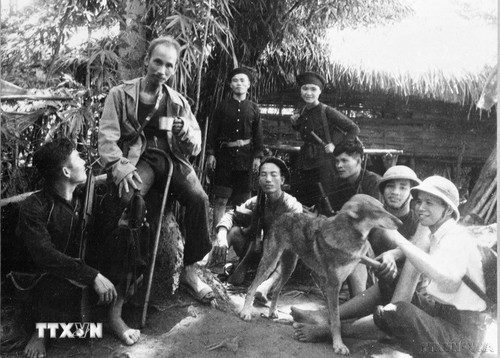Moments de repos du Président Ho Chi Minh lors d'une mission dans le maquis du Viêt Bac, pendant la guerre contre le colonialisme français. Photo d'archives : VNA. 