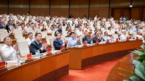 Dirigeants et autres délégués lors de la conférence du 18 mai 2025. Photo : quochoi.vn 