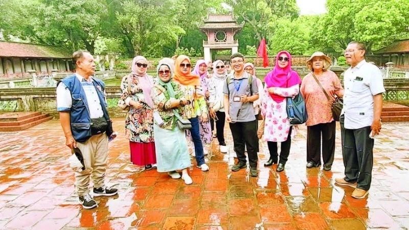 Touristes halal visitant le Temple de la Littérature, à Hanoi 