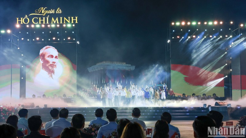 « Il est Hô Chi Minh », un beau spectacle en l’honneur du 135e anniversaire du grand leader. Photo : NDEL.