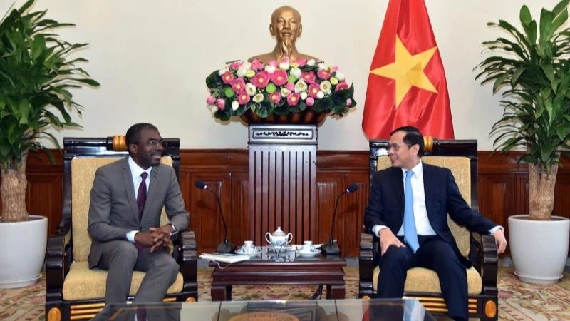 Le vice-Premier ministre et ministre vietnamien des Affaires étrangères, Bui Thanh Son (à droite), et Lazare Eloundou Assomo, directeur du Centre du patrimoine mondial de l'UNESCO, le 19 mai à Hanoï. Photo: baoquocte.vn 