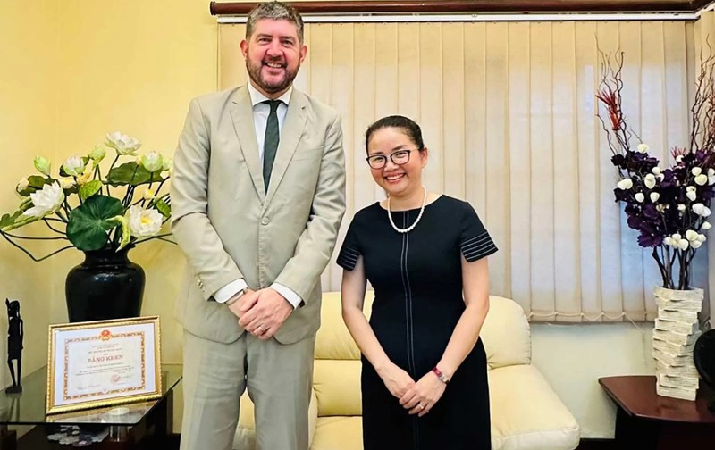 L'ambassadrice vietnamienne Tran Thi Thu Thin (à droite) et Michael Croft, représentant en chef de l'UNESCO au Mozambique. Photo: Ambassade du Vietnam au Mozambique.