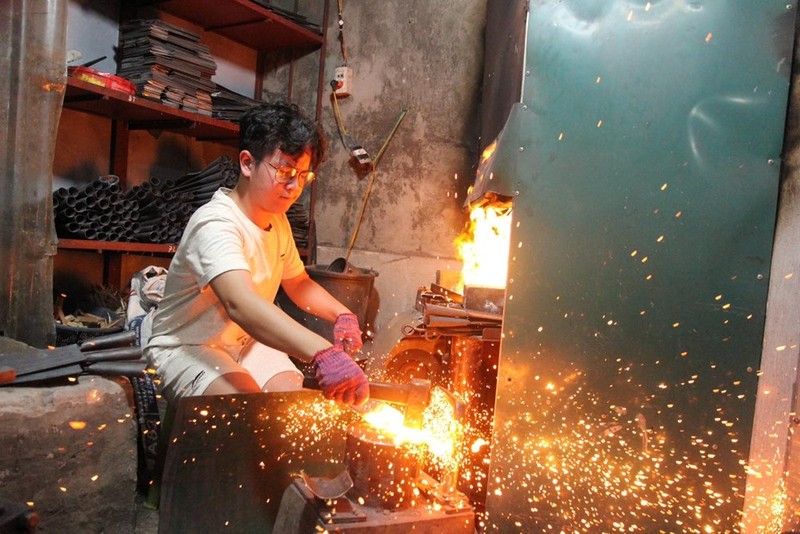 De nombreux jeunes et touristes étrangers sont enthousiastes à se transformer en forgerons et à fabriquer par eux-mêmes des couteaux uniques. Photo : baovanhoa