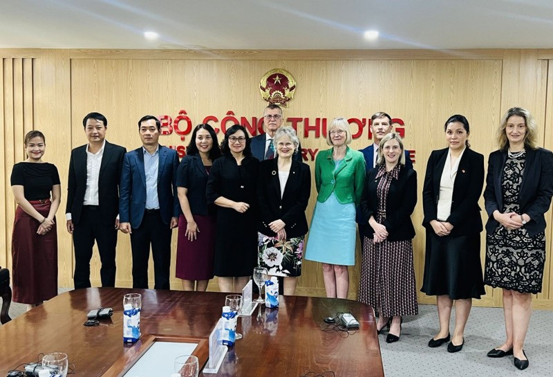 Lors de la séance de travail entre la vice-ministre vietnamienne de l'Industrie et du Commerce, Phan Thi Thang, et la gouverneure d'Australie-Méridionale, Frances Adamson. Photo : congthuong.vn