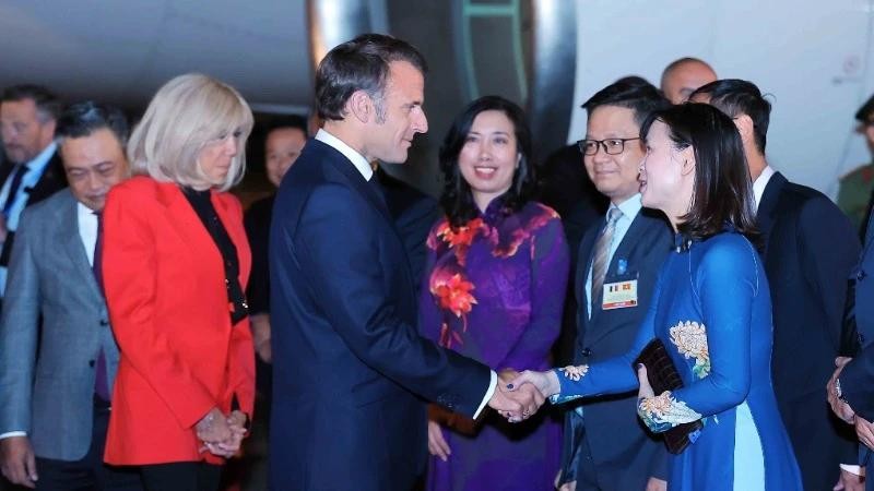 Le président français Emmanuel Macron et son épouse sont arrivés à Hanoï dimanche soir 25 mai, entamant une visite d'État de trois jours au Vietnam à l'invitation de son homologue vietnamien Luong Cuong. Photo : VNA.