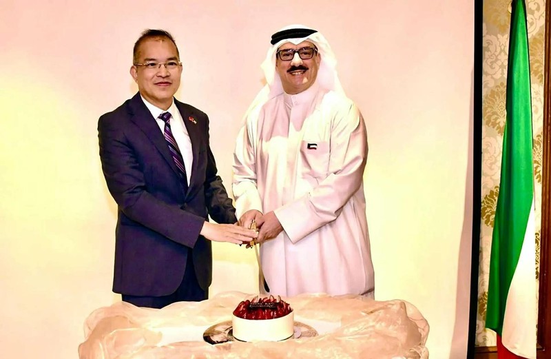 L'ambassadeur vietnamien au Koweït, Nguyen Duc Thang (à gauche), et Abdulmohsen Ali Alattar, chef du département des organisations internationales du ministère koweïtien de l'Industrie et du Commerce, lors de la cérémonie. 