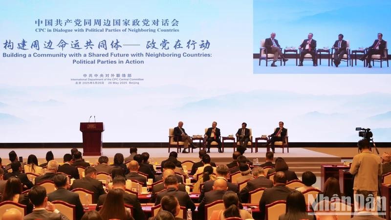 Lors d'un colloque dans le cadre du dialogue entre le Parti communiste chinois et les partis politiques des pays voisins, le 26 mai à Pékin. Photo : NDEL.