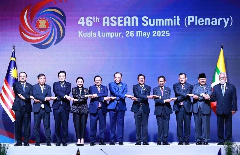 Les dirigeants lors de la session plénière du 46e sommet de l'ASEAN à Kuala Lumpur, le 26 mai. Photo : VNA.
