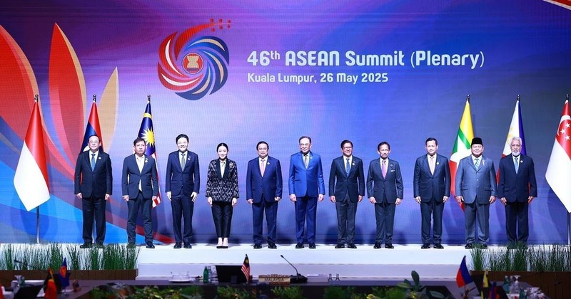 Dirigeants des pays membres de l’ASEAN et du Timor-Leste lors du 46e Sommet de l’ASEAN. Photo : VNA. 