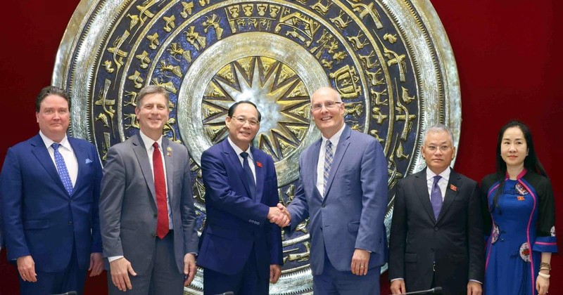 Le vice-président de l'Assemblée nationale (AN) Tran Quang Phuong (3e de gauche à droite) et le député John Moolenaar, de l'État du Michigan à la Chambre des représentants des États-Unis (3e de droite à gauche). Photo : VNA. 