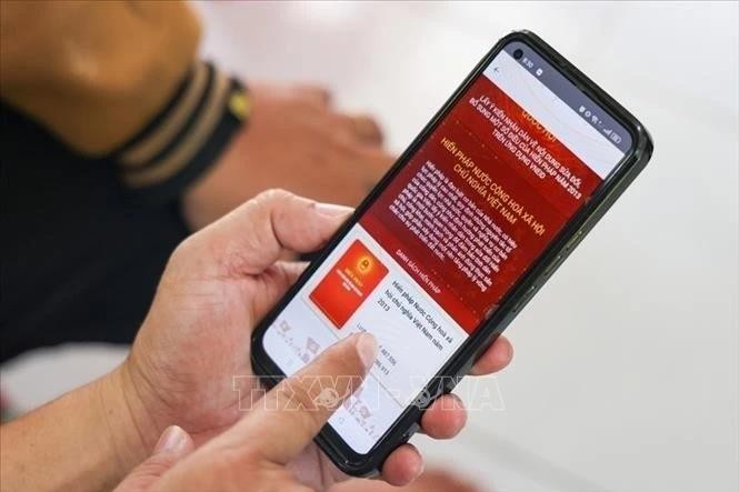 Au 26 mai 2025 à 20h00, plus de 17 100 600 citoyens avaient exprimé leurs avis sur la révision de certains articles de la Constitution de 2013 via l’application VNeID. Photo : VNA. 