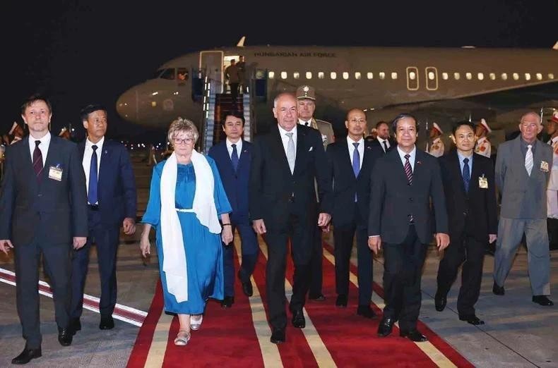 Le président hongrois et son épouse arrivent mardi soir 27 mai à Hanoï, entamant leur visite officielle de trois jours au Vietnam à l'invitation du président Luong Cuong. Photo : VNA.