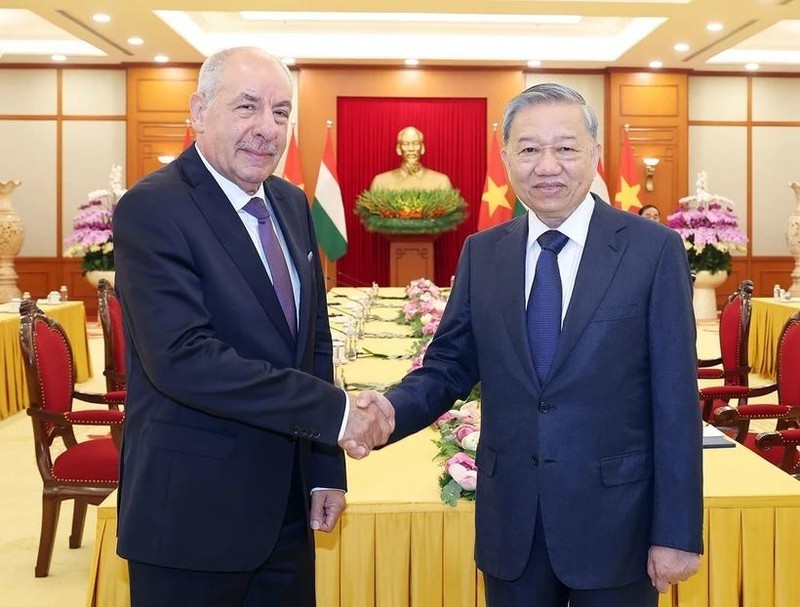 Le secrétaire général du PCV To Lam (droite) et le président hongrois Sulyok Tamás. Photo : VNA. 