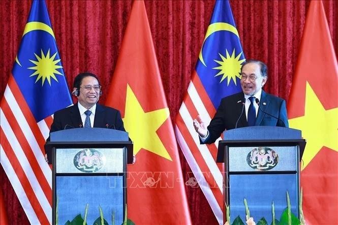 Le Premier ministre Pham Minh Chinh et le Premier ministre malaisien Anwar Ibrahim rencontrent la presse après leur entretien à Kuala Lumpur. Photo : VNA. 