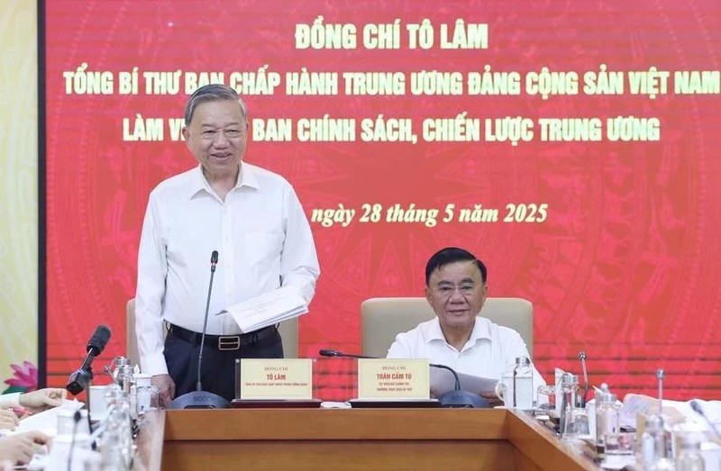 Le secrétaire général du Parti, To Lam (debout), s’exprime lors de sa séance de travail avec la Commission des politiques et des stratégies du Comité central du Parti, à Hanoi, le 28 mai. Photo : VNA. 