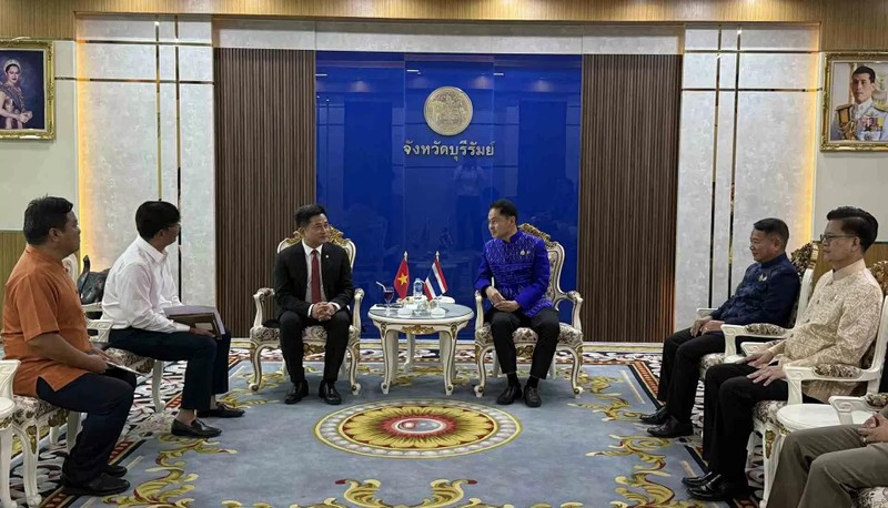 Rencontre entre le consul général du Vietnam à Khon Kaen (Thaïlande), Dinh Hoang Linh, et le gouverneur de la province de Buriram, Piya Pijnam. Photo : baoquocte.vn
