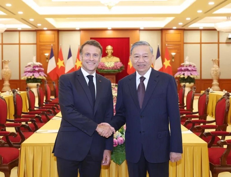 Le secrétaire général du Parti communiste du Vietnam, Tô Lâm (à droite), et le président français Emmanuel Macron, le 26 mai à Hanoï. Photo : VNA.