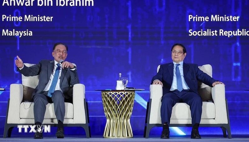 Les Premiers ministres vietnamien et malaisien discutent de l'intelligence artificielle. Photo : VNA. 