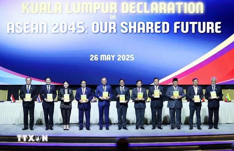 Le Premier ministre Pham Minh Chinh, les dirigeants de l'ASEAN et et du Timor-Leste signent la Déclaration de Kuala Lumpur ASEAN 2045 "Notre avenir commun". Photo : VNA. 