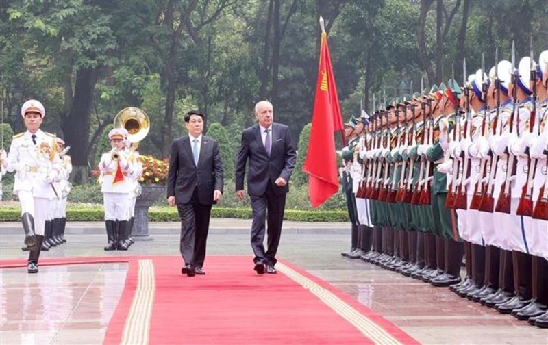 Le président vietnamien Luong Cuong (gauche) et son homologue hongrois Sulyok Tamas passent en revue la garde d'honneur, le 28 mai. Photo : VNA.
