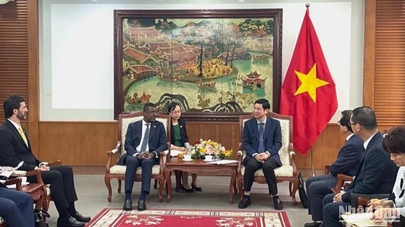 Séance de travail entre le vice-ministre vietnamien de la Culture, des Sports et du Tourisme, Ho An Phong (au milieu, à droite), et le ministre des Affaires étrangères, des Affaires internationales, du Commerce et de l'Énergie du Commonwealth de la Dominique, Vince Henderson, le 28 mai à Hanoi. Photo : NDEL