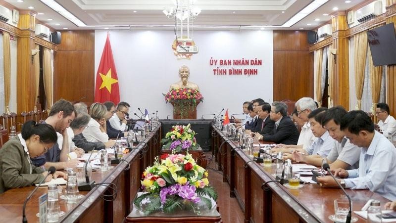 Séance de travail entre la délégation française et les autorités de la province de Binh Dinh. Photo : thoidai.com.vn