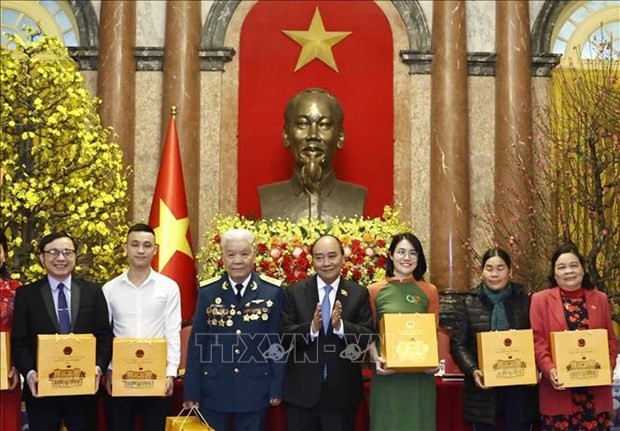 Le Président Nguyên Xuân Phuc (au centre) avec les délégués lors de la rencontre, à Hanoi, le 6 janvier. Photo : VNA.
