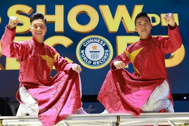 Les deux artistes de cirque Quôc Co et Quôc Nghiêp. Photo : VietnamPlus.