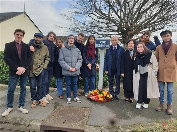 Les délégués participent à la cérémonie de commémoration et d'hommage de Raymonde Dien. Photo : VNA.