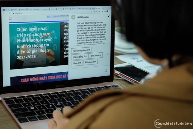  La plateforme de chatbots a été intégrée aux sites web officiels de plusieurs agences gouvernementales du Vietnam, avec deux applications principales : contrôle des symptômes de COVID-19 et enquête sociologique. Photo : Trong Dat/CVN.