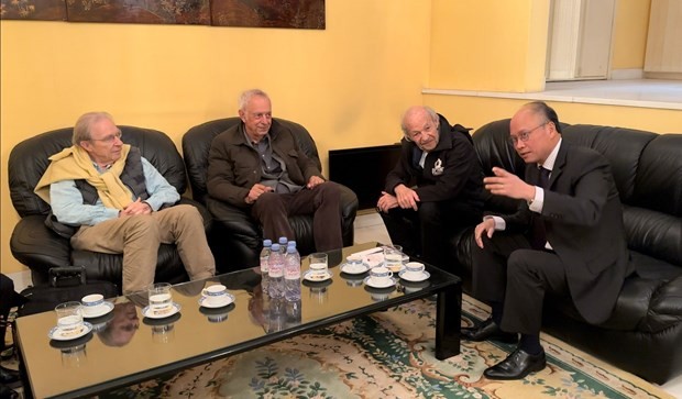 L'ambassadeur du Vietnam en France reçoit trois citoyens suisses, Olivier Parriaux, Noé Graff et Bernard Bachelard (respectivement de gauche à droite), participant au hissage du drapeau du FNL du Sud-Vietnam sur la flèche du Cathédrale Notre-Dame les 18 et 19 janvier 1969, pour protester contre la guerre et soutenir la paix du peuple vietnamien. Photo : VNA.