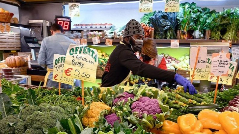 Un marché alimentaire à Rome, en Italie. Photo : FAO.