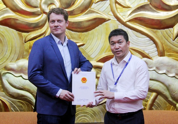 Phan Anh Son, vice-président et secrétaire général de la VUFO (à droite) et Axel Blaschke, représentant en chef de la FES au Vietnam. Photo : Thoidai.com.vn