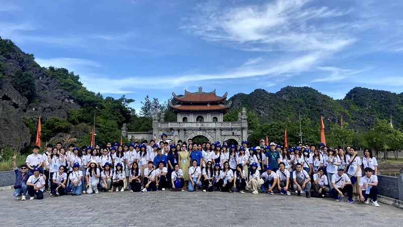 Les jeunes visitent l'ancienne capitale Hoa Lu, à Ninh Binh. Photo : baoquocte.