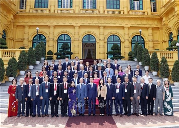 Le Président Vo Van Thuong et les délégués. Photo : VNA.
