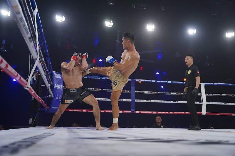 Tran Quoc Tuan (à droite) est devenu le vainqueur du Muay Thai Rampage (MTR) — One King Victory In Pride. Photo : laodong.