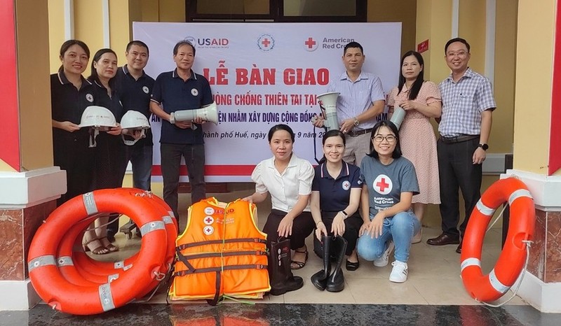 Remise d'équipement de prévention des catastrophes naturelles dans le quartier de Huong Vinh, ville de Huê. Photo : thoidai.com.vn