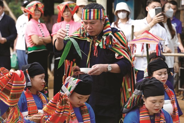 Le chaman prie pour inviter Po Then à participer à la fête. Photo : VNP/CVN.