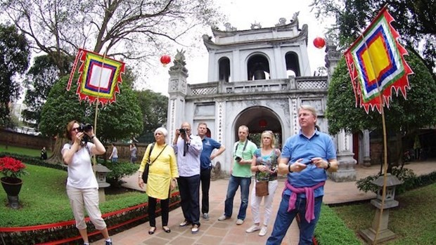 Des touristes étrangers à Hanoi. Photo : hanoimoi.com.vn