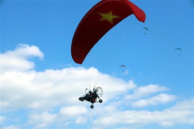 Une démonstration de parapente motorisée. Photo: VNA