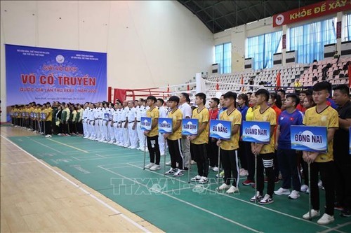 32 équipes venant de différentes localités participent au 32e Championnat national des arts martiaux traditionnels. Photo: VNA 