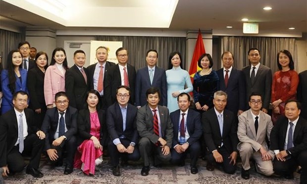 Le Président Vo Van Thuong, son épouse et les délégués lors de la rencontre. Photo: VNA