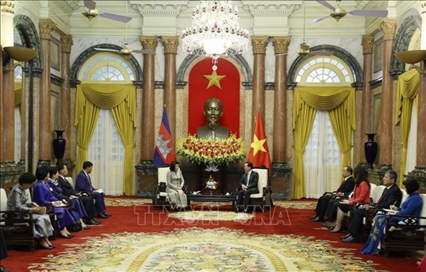 Le Président vietnamien, Vo Van Thuong, reçoit la Présidente de l'Assemblée nationale cambodgienne. Photo : VNA.