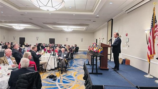 L'ambassadeur du Vietnam aux États-Unis, Nguyên Quôc Dung, s'exprime avec le Club international d'Annapolis. Photo : VNA.