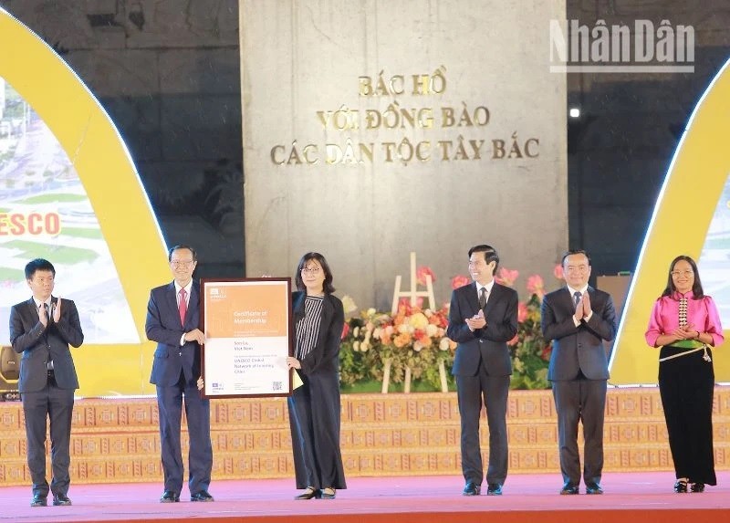 La cheffe du Service de l’éducation de l’UNESCO à Hanoï, Miki Nozawa, remet un certificat de ville mondiale apprenante au vice-ministre de l’Éducation et de la Formation, Pham Ngoc Thuong.