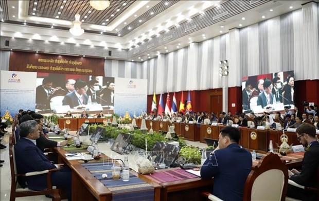 Dialogue politique entre les gouverneurs des banques centrales de l'ASEAN et les directeurs généraux des institutions financières. Photo : VNA.